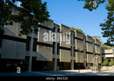 Brutalist architettura presso la Macquarie University, una moderna università nel nord ovest nei sobborghi di Sydney, Australia. Il Modernismo; brutalism Foto Stock