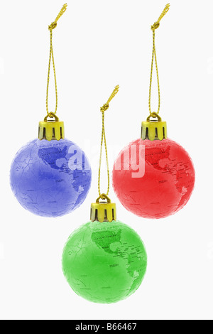 Tre colorate di Natale ornamenti globo su sfondo bianco Foto Stock