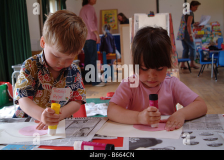 Bambini Le foto di incollaggio al vivaio Foto Stock