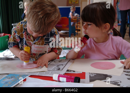 Bambini Le foto di incollaggio al vivaio Foto Stock