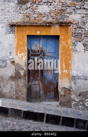 Blu e gialla porta in San Miguel De Allende Messico Foto Stock