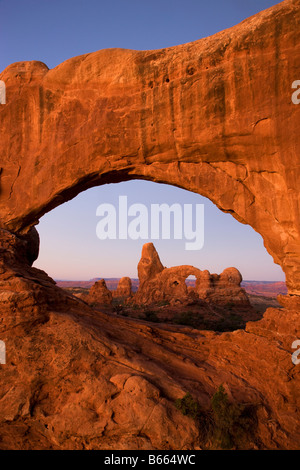 La torretta Arch visto attraverso la finestra del Nord Parco Nazionale Arches nei pressi di Moab Utah Foto Stock