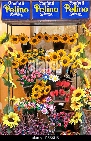 Rivestite di zucchero mandorle, chiamato "Confetti", per la vendita in strada di Sulmona, Abruzzo, Italia Foto Stock