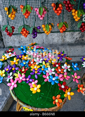 Visualizzazione di rivestite di zucchero mandorle, chiamato "Confetti", in rappresentanza di frutta e fiori in Sulmona, Abruzzo, Italia Foto Stock