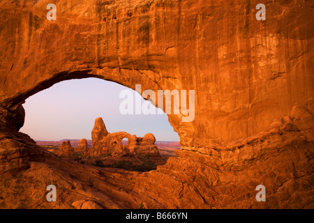 La torretta Arch visto attraverso la finestra del Nord Parco Nazionale Arches nei pressi di Moab Utah Foto Stock