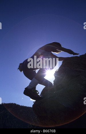 Donna arrampicata su roccia senza attrezzatura Foto Stock