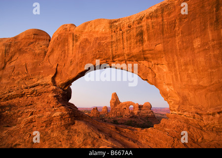 La torretta Arch visto attraverso la finestra del Nord Parco Nazionale Arches nei pressi di Moab Utah Foto Stock