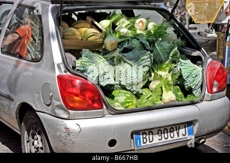 Del contadino locale produrre nella Pignasecca La strada del mercato di Montesanto, sul bordo occidentale di Napoli' Centro Storico Foto Stock