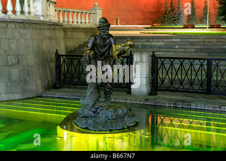 Statua di una fiaba pescatore presso il fiume Neglinnaya tra Alexander Garden e Manege Square, Mosca, Russia Foto Stock