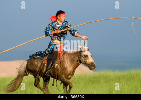 Praterie pastore a cavallo le catture a cavallo con corda e pole urga Xilinhot Inner Mongolia Cina Foto Stock