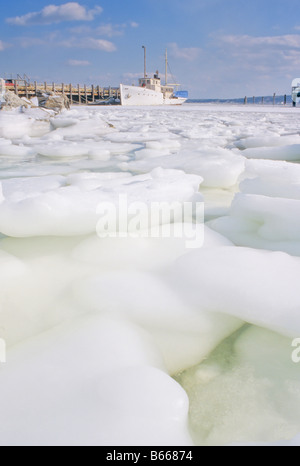 Barca da pesca legata a un dock in inverno Rockland Harbour Foto Stock
