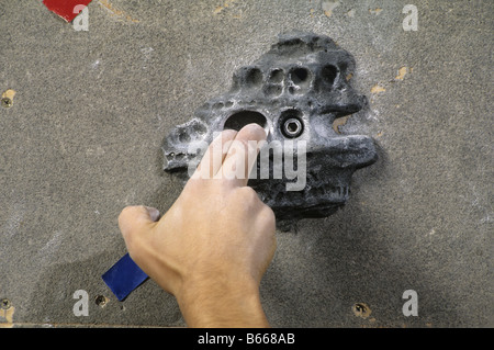 Dettaglio della mano sulla parete di presa di arrampicata Foto Stock