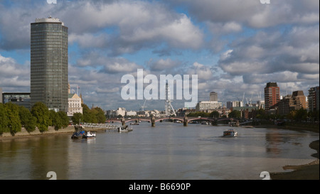 Millbank Tower si affaccia sul Fiume Tamigi a Vauxhall con Lambeth Bridge e il London Eye nella distanza Londra Inghilterra Foto Stock