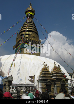 Swayambhunath stupa buddisti (aka Monkey Temple), Kathmandu, Himalaya, Nepal, dell'Asia centrale. Foto Stock