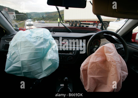 Twin airbag dispiegato in una vettura coinvolta in un incidente stradale, Scotland, Regno Unito Foto Stock