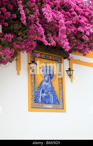 Vergine Maria sulla decorazione di piastrelle di ceramica sulla parete della Chiesa spagnola di Cordoba, in Andalusia. Foto Stock