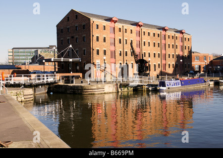 The Historic Docks, Gloucester Gloucestershire Inghilterra. Riflessioni sull'acqua. Foto Stock