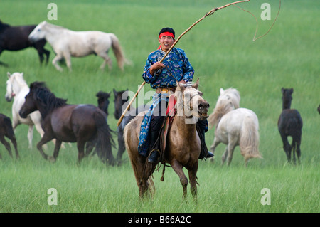 Praterie pastore a cavallo le catture a cavallo con corda e pole urga Xilinhot Inner Mongolia Cina Foto Stock