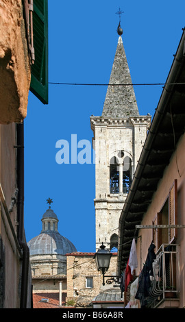 Nel XIV secolo la torre campanaria, la Chiesa e il Palazzo dell'Annunziata, il museo municipale, a Sulmona, Abruzzo, Italia Foto Stock