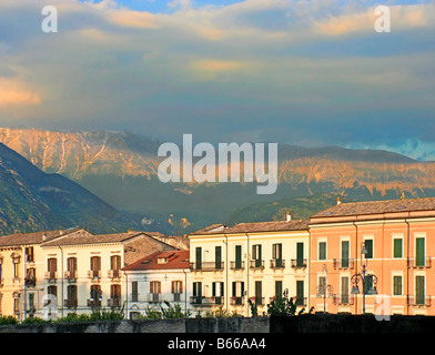 Sulmona Piazza Garibaldi e le montagne del Parco Nazionale della Maiella, Abruzzo, Italia Foto Stock