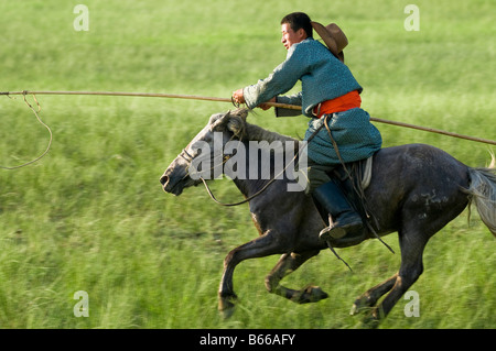 Praterie pastore a cavallo le catture a cavallo con corda e pole urga Xilinhot Inner Mongolia Cina Foto Stock