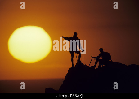 Due alpinisti al tramonto Foto Stock