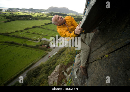 Eric Jones veterano scalatore alpinista Tremadog Snowdonia Galles del Nord Foto Stock