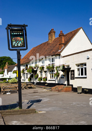 Pub Inglese tradizionale con segno la Old Bear a Cobham, Surrey, England, Regno Unito Foto Stock