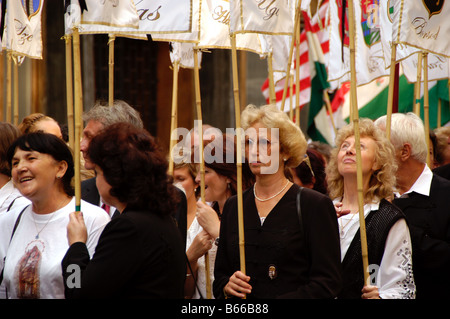Ungheria, Budapest, donne in attesa dell'inizio di una processione su Sas utca, vicino alla Cattedrale di St Stephen su Santo Stefano Foto Stock