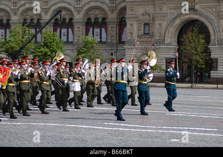 Orchestra militare della Federazione Russa intensificato attraverso la Piazza Rossa Mosca Victory Parade di 2008 Foto Stock