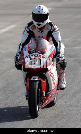 Michael Schumacher in sella il numero 21 ducati di Troy Bayliss in Algarve circuito racing Foto Stock