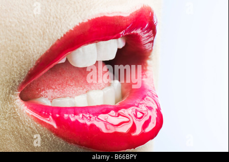 Close up di 26 anno di età labbra rossetto rosso Foto Stock