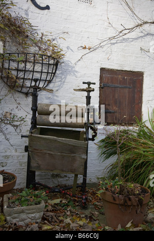 Antico Mangano vittoriano utilizzato per strizzare fuori i vestiti come ornamento del giardino a Hubbards colline, Louth, Lincolnshire, Inghilterra Foto Stock