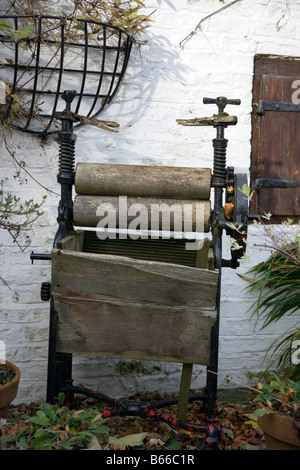 Antico Mangano vittoriano utilizzato per strizzare fuori i vestiti come ornamento del giardino a Hubbards colline, Louth, Lincolnshire, Inghilterra Foto Stock