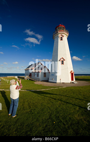 Tourist fotografando la East Point lighthouse, Prince Edward Island, Canada Foto Stock