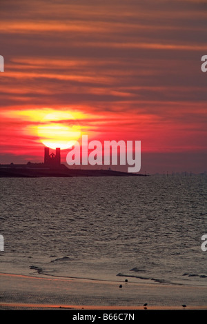 Tramonto dietro Reculver torri da Minnis Bay Birchington isola di Thanet Kent Foto Stock