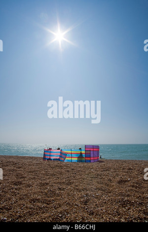 Frangiventi colorate sulla spiaggia Hythe Kent Foto Stock