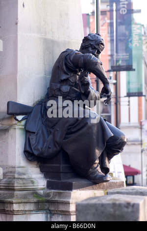 Un memoriale di guerra al di fuori della Biblioteca centrale di Croydon, Londra, Engand. Foto Stock