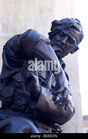 Un memoriale di guerra al di fuori della Biblioteca centrale di Croydon, Londra, Engand. Foto Stock