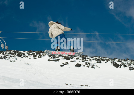 Jumping snowboarder a Turoa campi da sci, Ruapehu, Nuova Zelanda Foto Stock