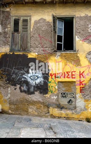 Graffiti, molto comune la vista su un muro vicino all'Acropoli di Atene. Foto Stock