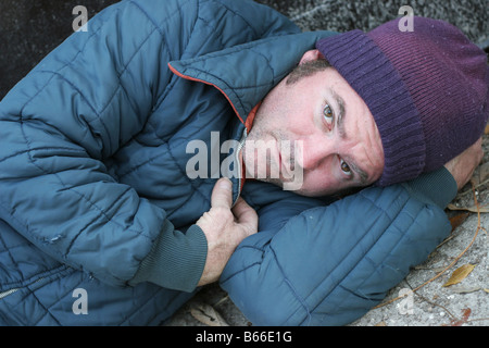 Un primo piano ritratto di un uomo senza tetto Foto Stock