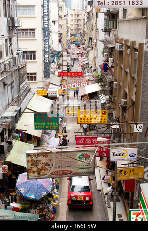 Isola di Hong Kong con i venditori ambulanti e mercati di carne una linea occupata Gage Street nel quartiere di Soho Foto Stock
