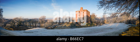 Vista dell'interno bailey e tenere del castello di Norham una volta che il più pericoloso mettere in Inghilterra. Uno di Turner argomenti preferiti. Foto Stock