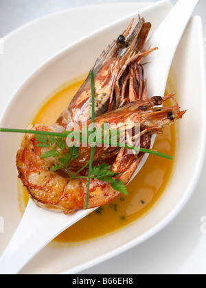 Fotografia di alimentare una zuppa servita con grigliate di Gambas in un unico recipiente doppia Foto Stock