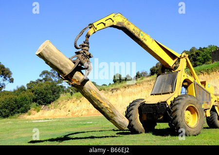 Trascinatronchi pesante carico blu i registri di gomma Foto Stock