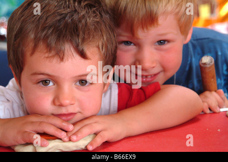 Ritratto di bambini con gioco di pasta e di un perno di laminazione Foto Stock