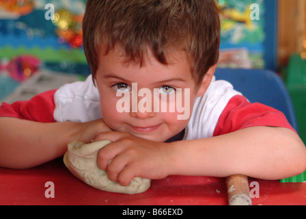 Ritratto di un bambino con un gioco di pasta e di un perno di laminazione Foto Stock