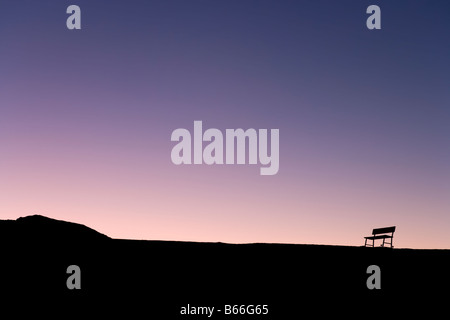 Silhouette di lone panca sulla skyline al tramonto, Zabriskie Point, Parco Nazionale della Valle della Morte, CALIFORNIA, STATI UNITI D'AMERICA Foto Stock