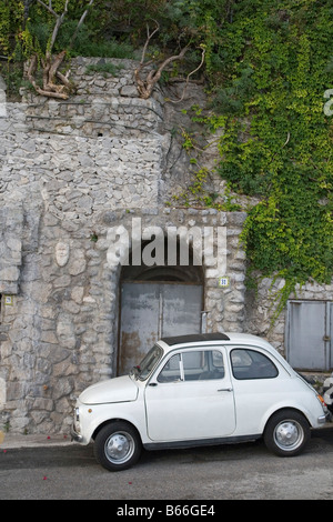 Bianco italiano Fiat 500 parcheggiate sulla Costiera Amalfitana Road, Italia Foto Stock